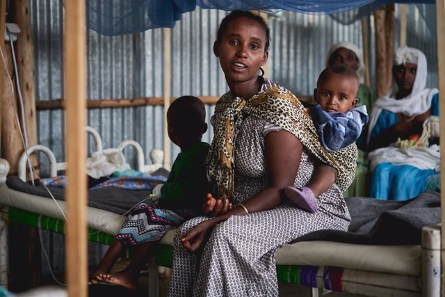 Una madre con su hijo a la espalda en Eritrea