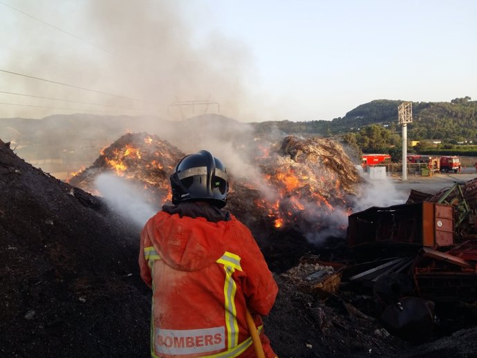 Estabilitzat l'incendi d'una ferralleria a Xàtiva 