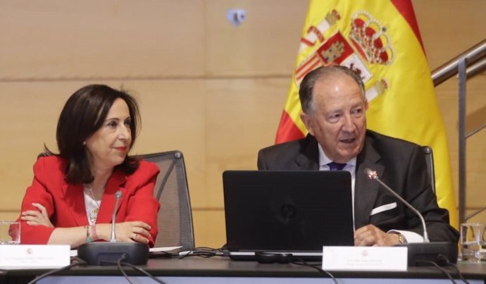 La ministra de Defensa Margarita Robles y el director del CNI Félix Sanz Roldán
