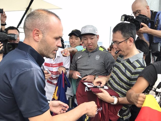 Andrés Iniesta firma autógrafos a su llegada a Japón