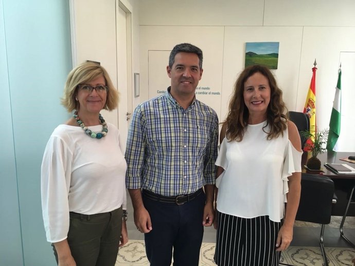 Remedios Palma, delegada de Educación, con el alcalde de Rota