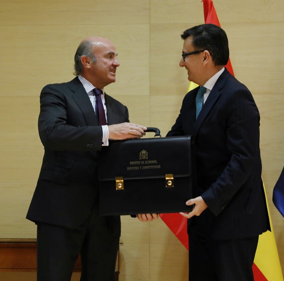 Luis de Guindos traspasa la cartera de Economía a Román Escolano