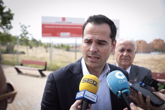 Ignacio Aguado durante su vista al nuevo centro de salud de Arroyomolinos