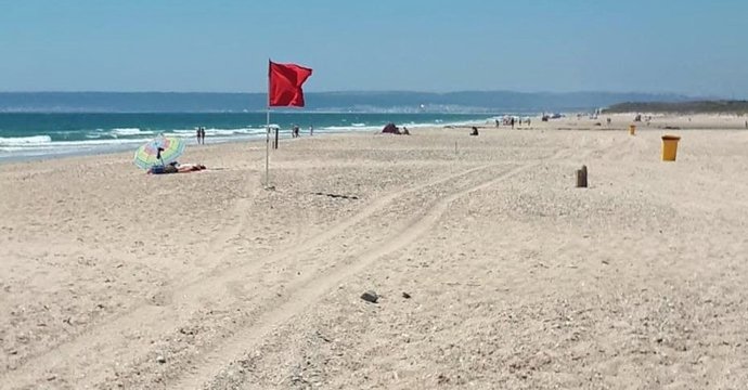 Bandera roja en la playa de Zahara