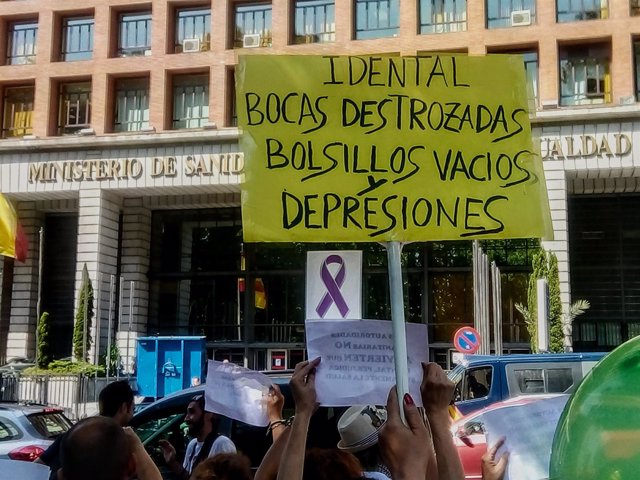Afectados por iDental protestan frente al Ministerio de Sanidad