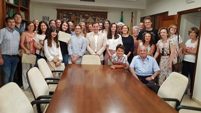 López (centro), durante la recepción a los estudiantes
