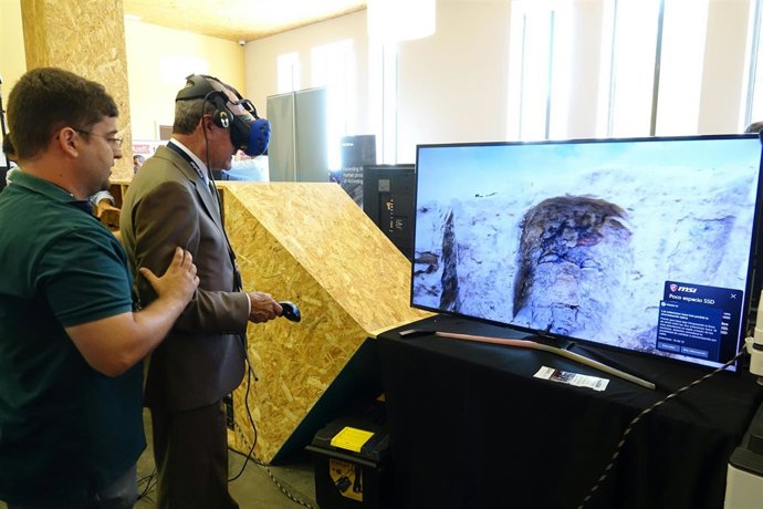 Francisco de la Torre en experiencia realidad virtual observatorio de las nuevas
