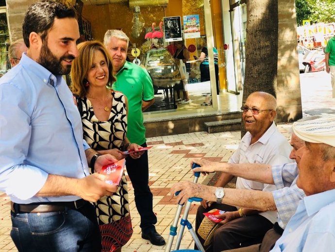 Daniel Pérez candidato del PSOE Alcaldía de Málaga dialoga con vecinos barrios