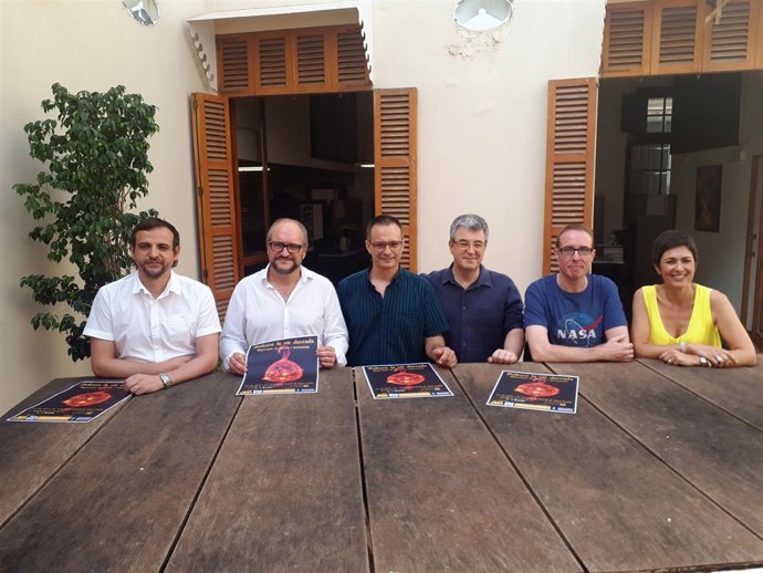 Solcant la nit daurada