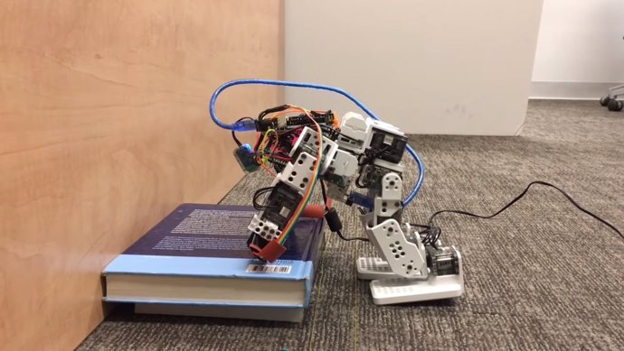 Robot se apoya de forma refleja al perder el equilibrio