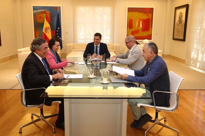 Pedro Sánchez se reúne con los sindicatos y la patronal en Moncloa