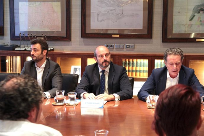 Rollán en una reunión en el Canal de Isabel II