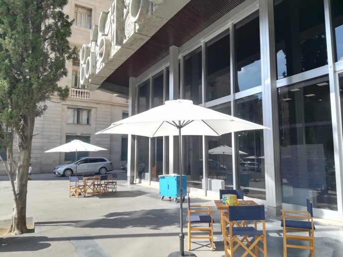 Taules i cadires instal·lades per l'Ajuntament en plaça Sant Miquel