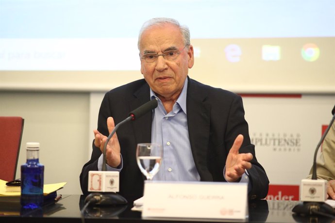 Alfonso Guerra imparte una ponencia en un curso sobre la reforma constitucional