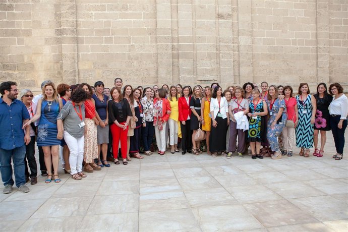 Foto de familia tras aprobarse la reforma de la Ley contra violencia de género