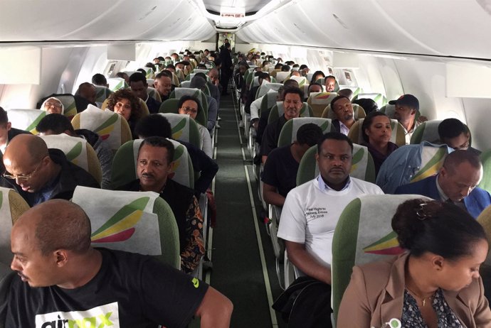 Pasajeros a bordo del primer vuelo entre Adís Abeba y Asmara