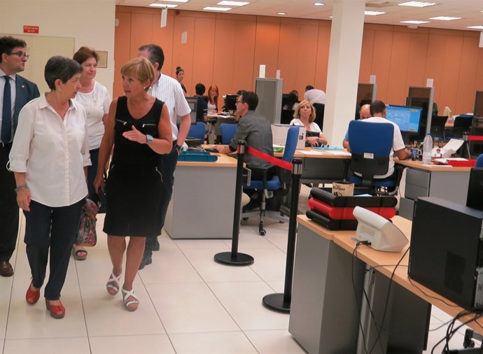 La delegada del Govern a Catalunya, Teresa Cunillera, visitant les Oficines 