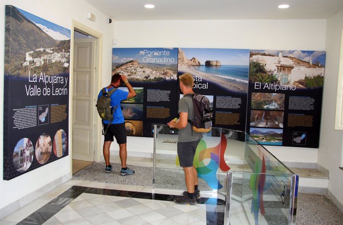 Turistas en una oficina del Patronato Provincial de Turismo de Granada