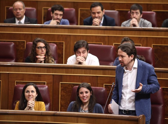 Pablo Iglesias y diputados de Unidos Podemos, en la sesión de control