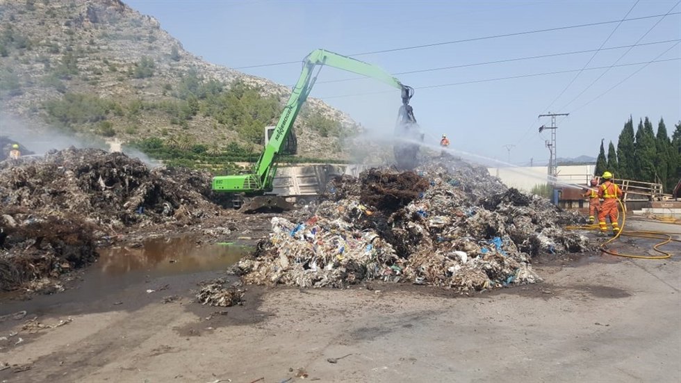 Incendio en la chatarrería de Xàtiva