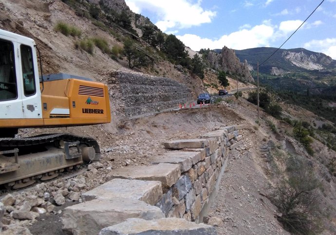 Obras en la carretera de acceso a Sin y Serveto (Huesca)