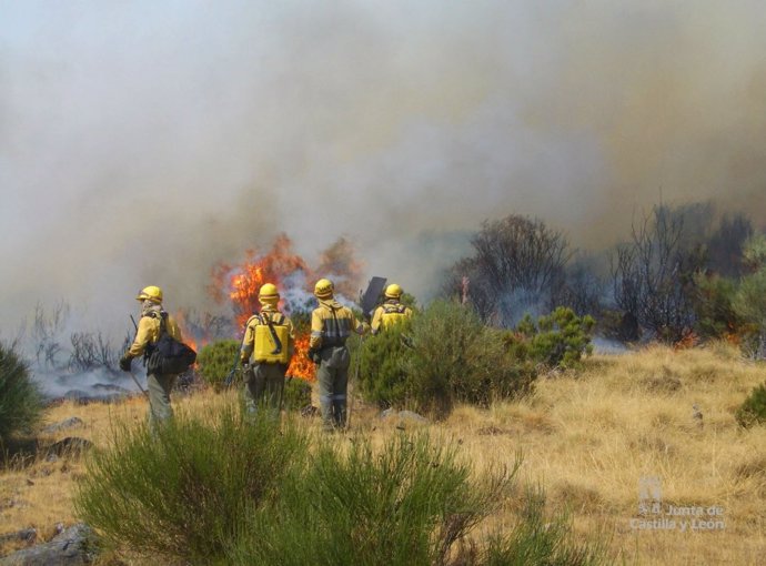 Valladolid.- Bomberos de la Junta sofocan un incendio (Archivo)