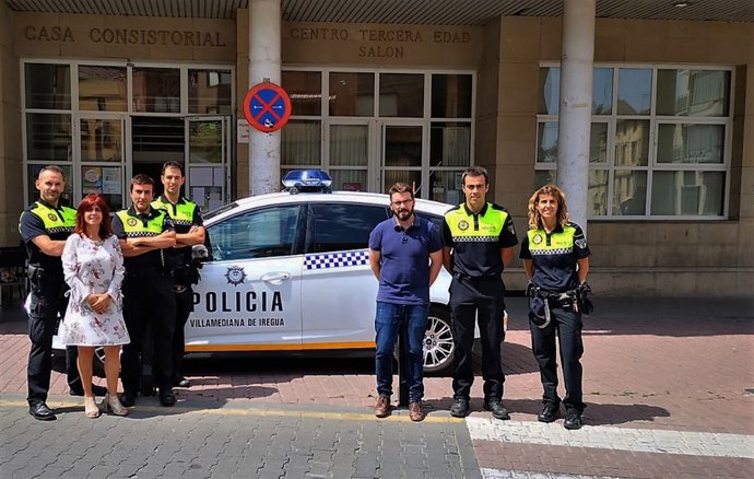 Los agentes, con el nuevo coche patrulla