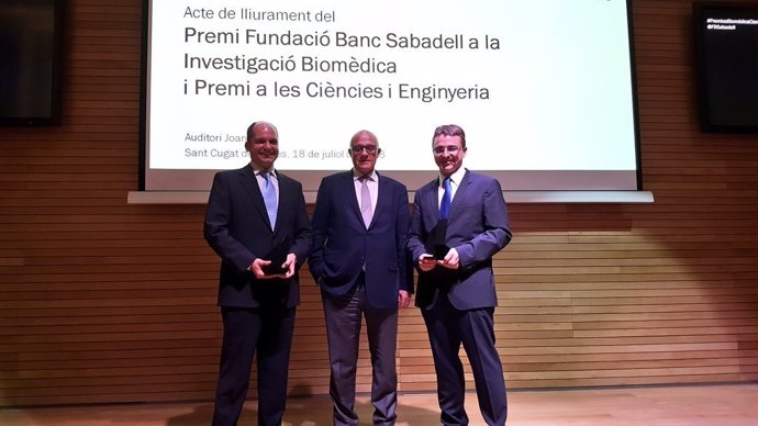El pte.De Banco Sabadell Josep Oliu y los premiados Rubén Martín y Daniel López