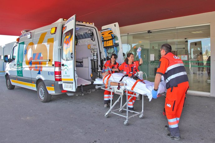 Personal Del 061 Baja En Camilla De Una Ambulancia A Un Paciente