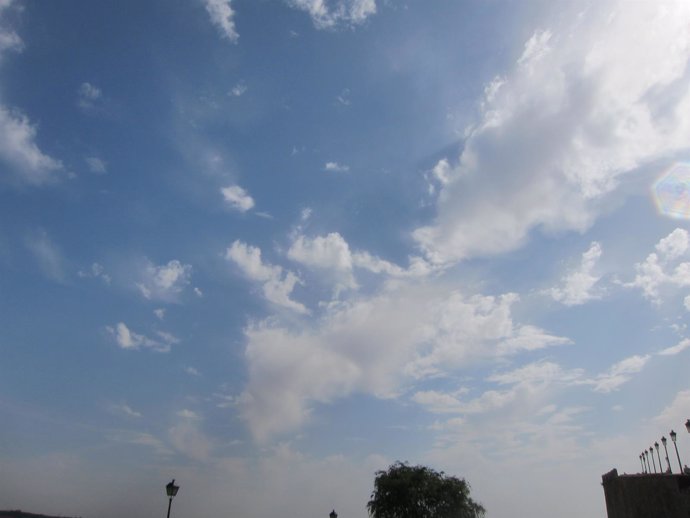 Algunas nubes en un cielo casi despejado