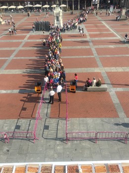 Cola para degustar la Corona de San Pedro, 8-5-18