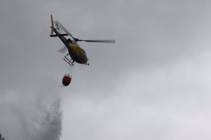 Helicóptero de extinción realizando descarga
