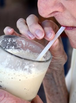 Leche, batido, mayor, anciano, vaso, bebiendo