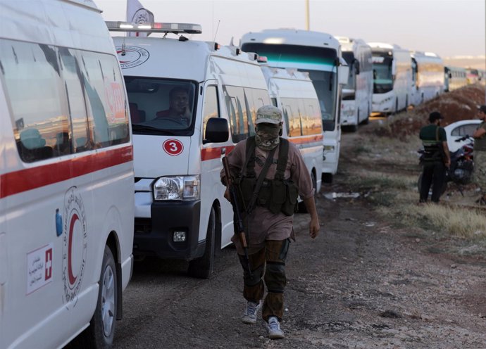 Milicianos islamistas cerca de los autobuses para la evacuación de Fua y Kefraya