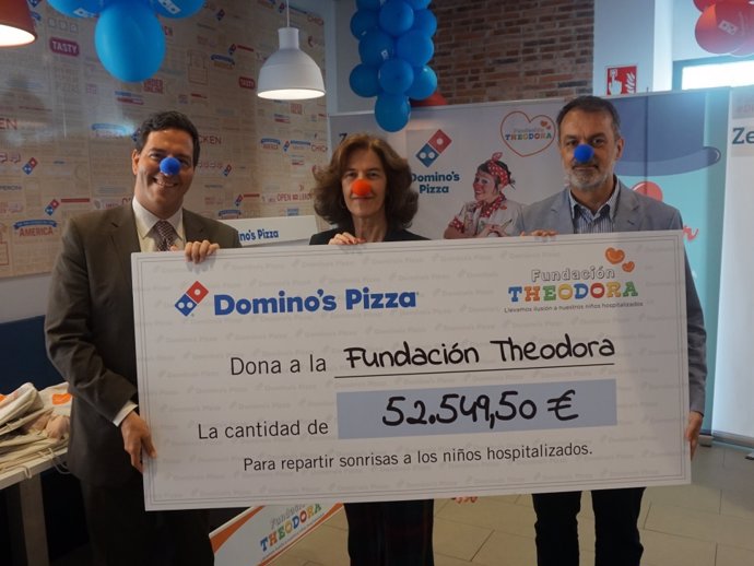 Domino's Pizza dona 52.549,50 euros a la Fundación Theodora para continuar regal