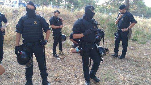 Una detenida en el desalojo de una pineda de Castelldefels que se urbanizará