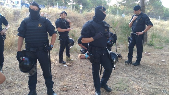 Una detinguda en el desallotjament d'una pineda de Castelldefels que s'urbanitza