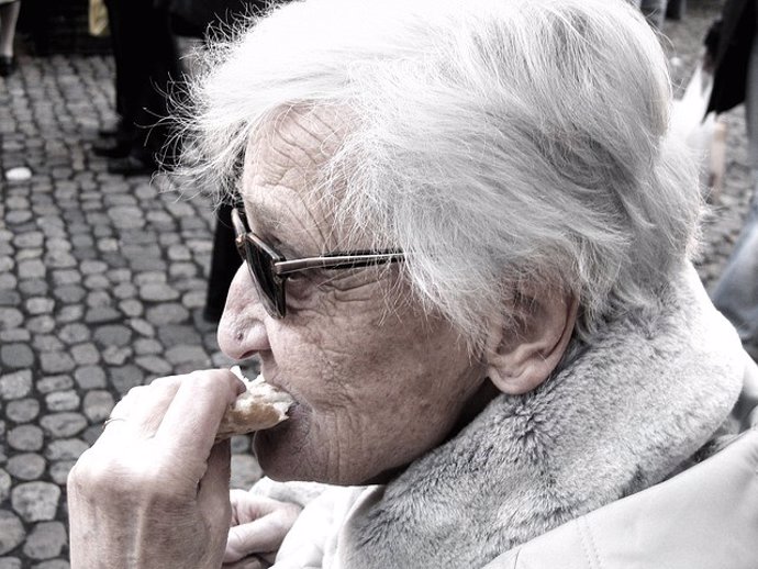 Abuela, personas mayores, anciana comiendo