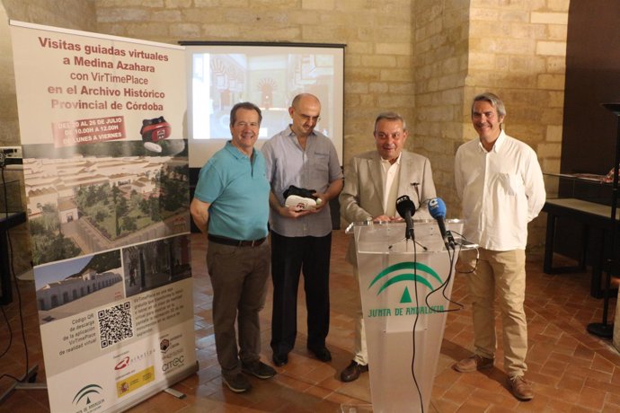 Alcalde (segundo por la dcha.), inaugura las visitas virtuales a Medina Azahara