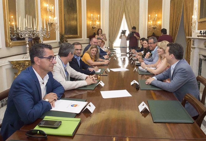 Irene García reunida con alcaldes de la provincia