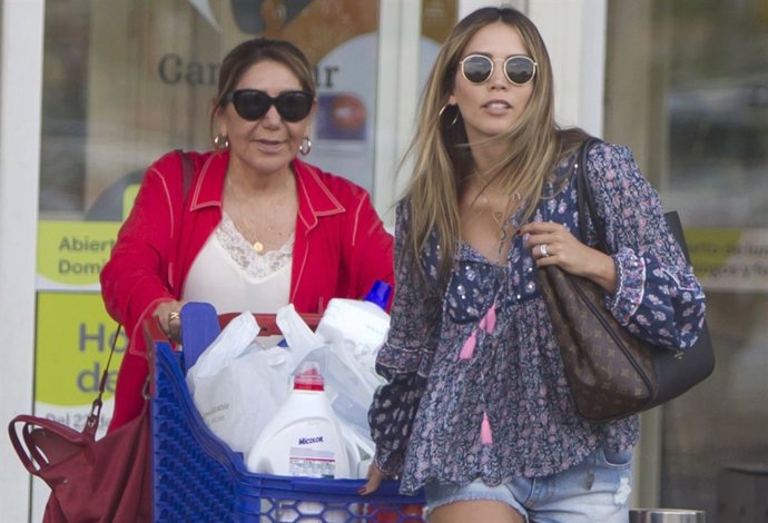 ROSANNA ZANETTI CON SU MADRE HACIENDO LA COMPRA