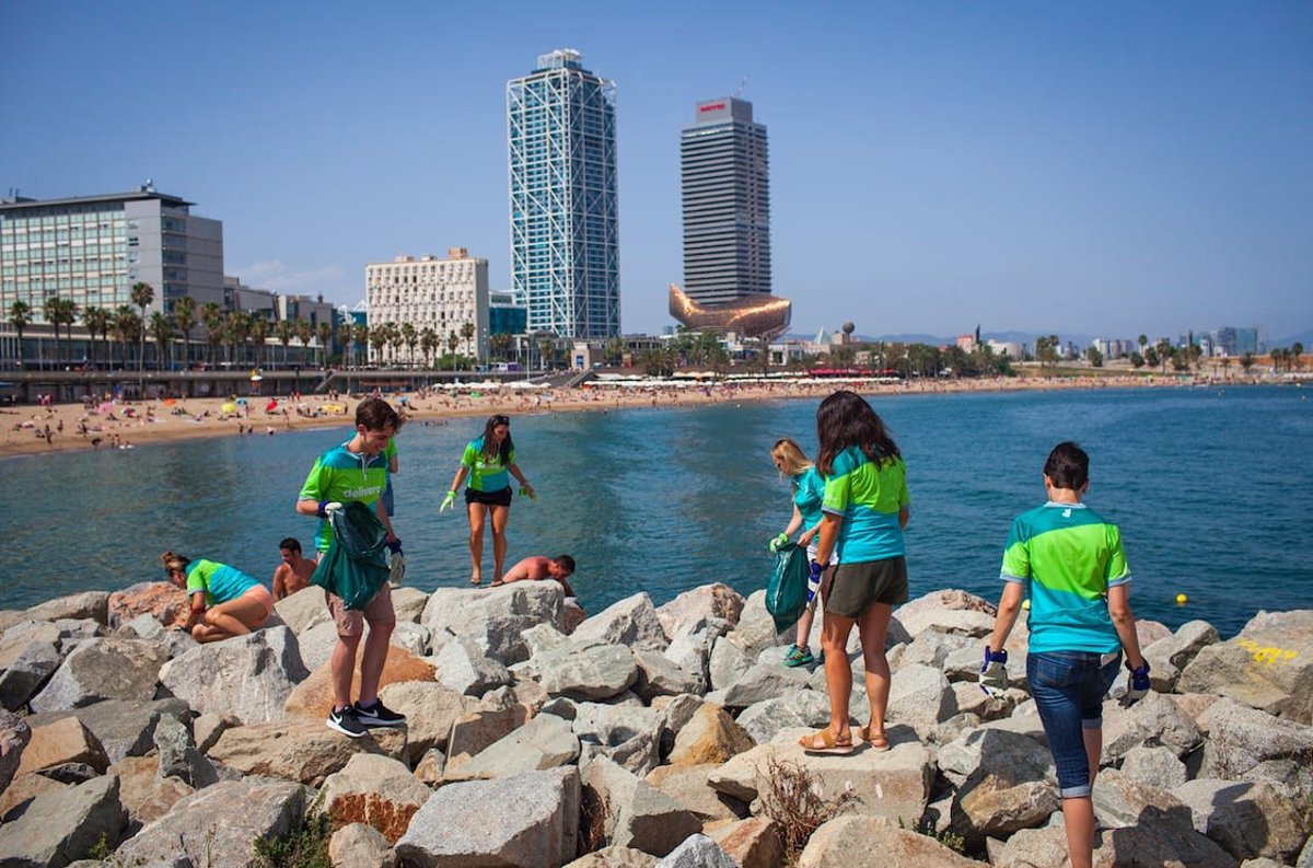 Deliveroo prevé recoger 600 kilos de basura en las playas españolas