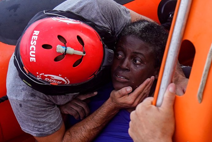 Mujer rescatada por Proactiva Open Arms tras un naufragio en el Mediterráneo