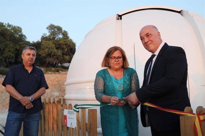 Antonio Ruiz (dcha.) inaugura el punto de observación astronómica