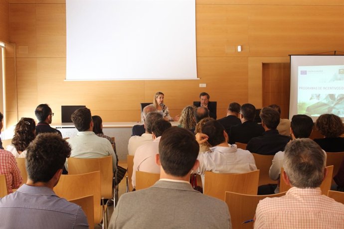 Reunión de la alcaldesa, Ana Isabel Jiménez, con emprendedores y empresarios.