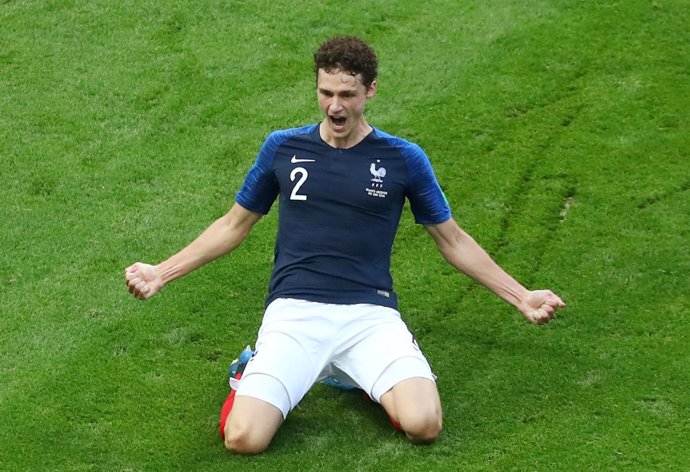 Benjamin Pavard celebra un gol con Francia
