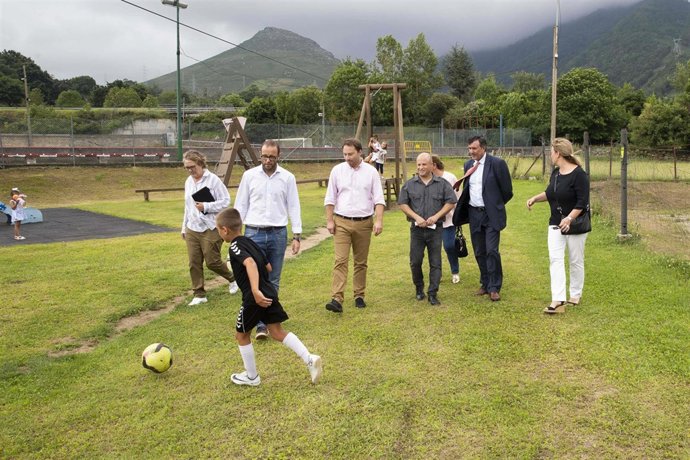 Fernández Mañanes visita Bárcena de Pie de Concha