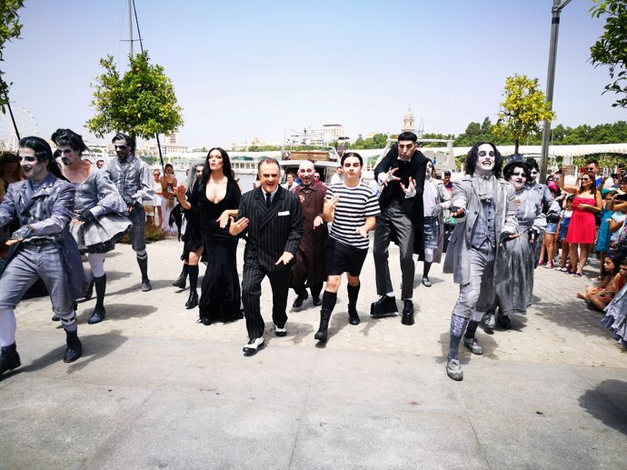 Familia Addams en las calles de málaga musical teatro espectáculo cervantes