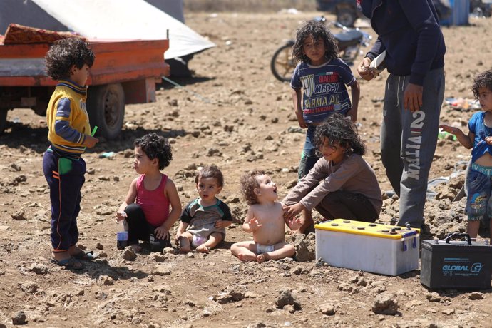 Niños desplazados por la ofensiva del Ejército sirio en Deraa