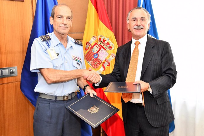 Teniente general José María Salom Piqueres (INTA) y Luis Furnells (Tecnobit)